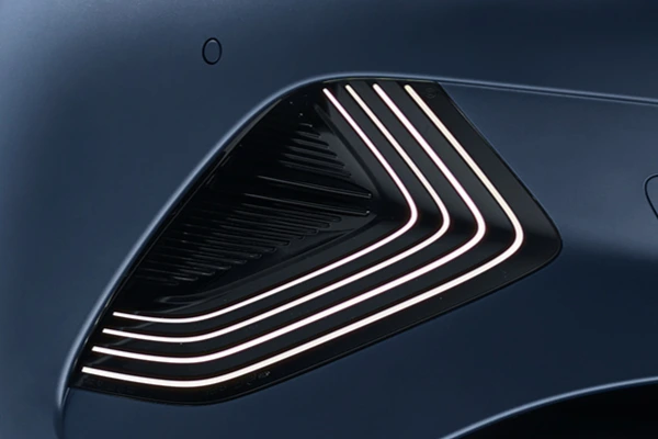 Glistening “Ripple” Lamp
Based on the ripple of an ocean wave. Linear lighting gradually thins, giving a sense of endless expansion.